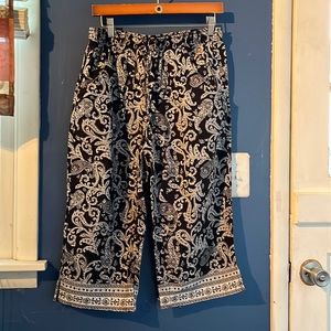 Karen Scott size M capris. Brand new never worn but tags have been removed.